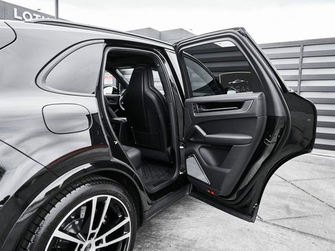 Used 2026 Porsche Cayenne Turbo AWD/4WD image 28