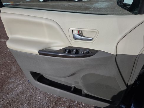 Certified 2019 Toyota Sienna XLE image 14