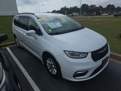 Used 2022 Chrysler Pacifica Touring-L w/ Uconnect Theater Family Group