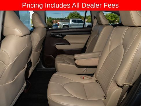 Used 2021 Toyota Highlander XLE FWD image 9