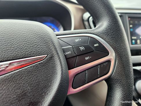 Used 2020 Chrysler Voyager L image 36