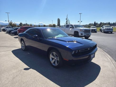 Used 2015 Dodge Challenger SXT RWD image 7