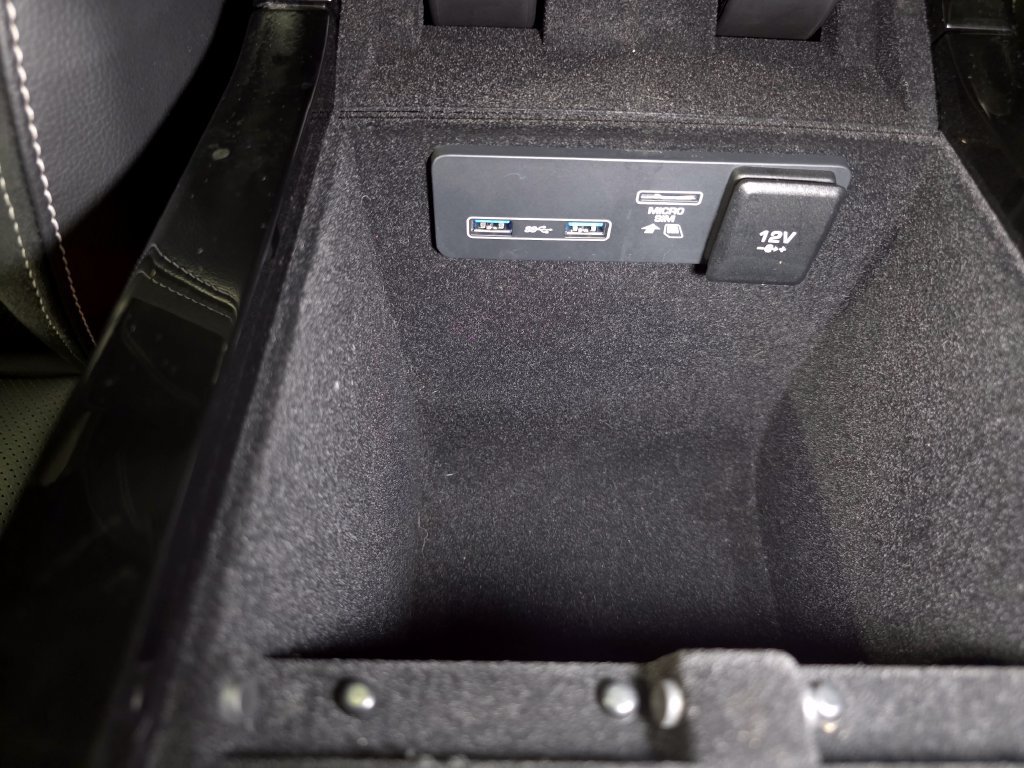 Used 2019 Land Rover Range Rover Velar R-Dynamic SE AWD/4WD image 34