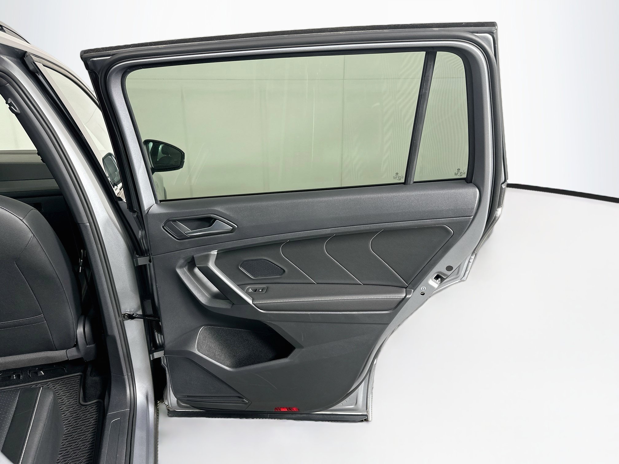 Used 2023 Volkswagen Tiguan SE R-Line FWD image 28