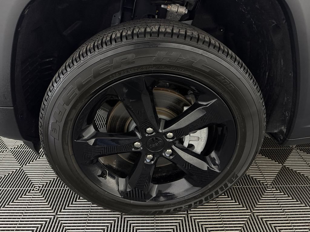 Used 2024 Jeep Grand Cherokee L Altitude RWD image 12