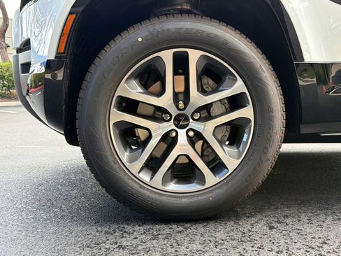 New 2026 Land Rover Defender 110 X-Dynamic SE image 12