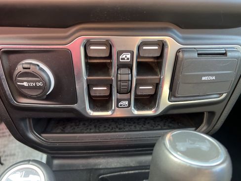 Used 2022 Jeep Wrangler Unlimited Sahara w/ Cold Weather Group image 16