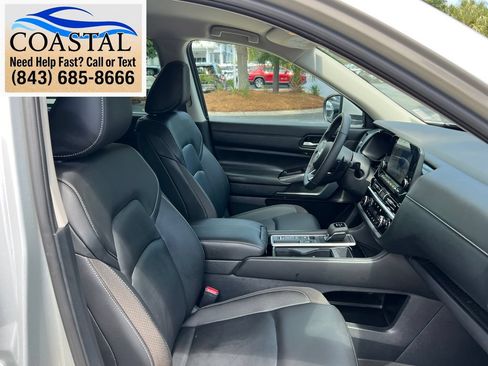 Used 2025 Nissan Pathfinder SL FWD image 25