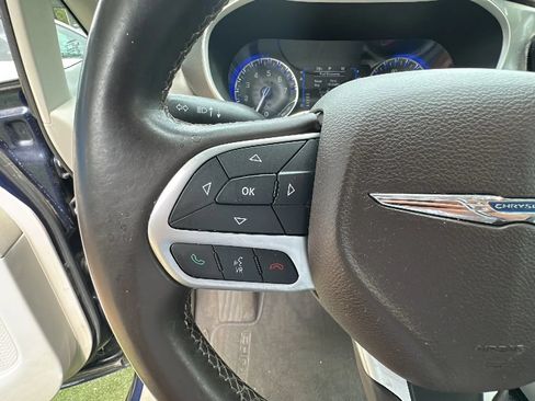 Used 2017 Chrysler Pacifica Touring-L FWD image 33