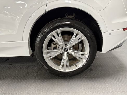 Used 2022 Audi Q8 Premium image 7