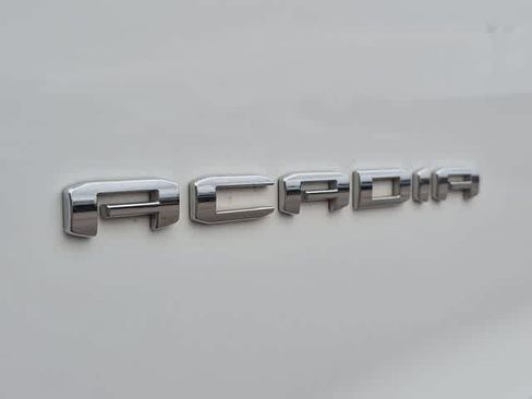 Used 2023 GMC Acadia SLE FWD image 13