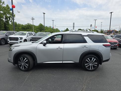 Used 2024 Nissan Pathfinder Platinum AWD/4WD image 25