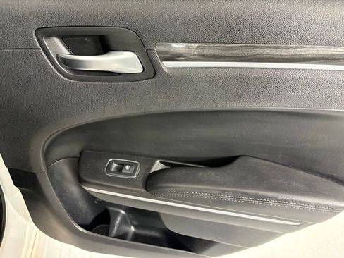 Used 2019 Chrysler 300 Touring w/ Chrome Appearance Package RWD image 15