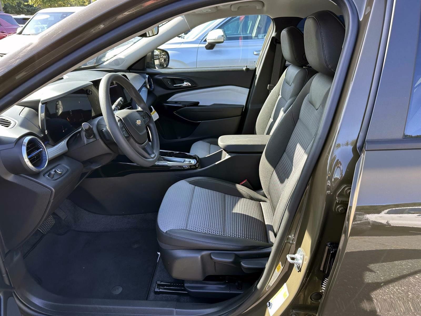 Used 2024 Chevrolet Trax LT FWD image 11