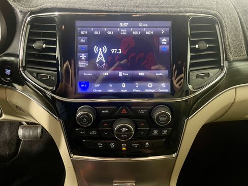 Used 2020 Jeep Grand Cherokee Limited w/ Luxury Group II image 19