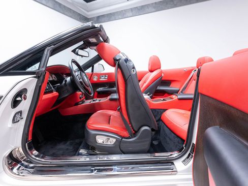 Used 2017 Rolls-Royce Dawn RWD image 25