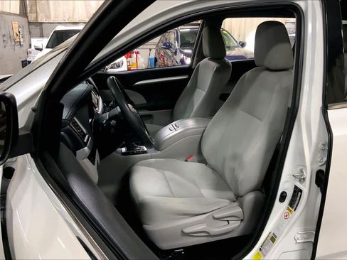 Used 2018 Toyota Highlander LE w/ Carpet Mat Package (TMS) image 14