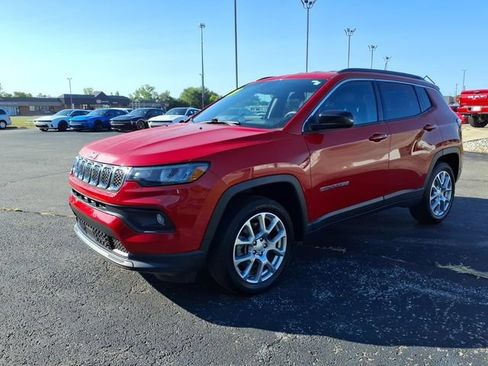 Used 2024 Jeep Compass Latitude AWD/4WD image 3