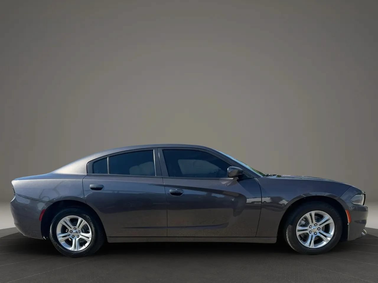 Used 2021 Dodge Charger SXT w/ Leather Interior Group RWD image 4