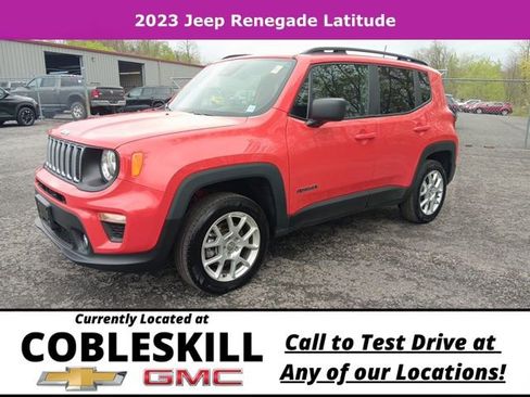 Used 2023 Jeep Renegade Latitude w/ Premium Group image 9