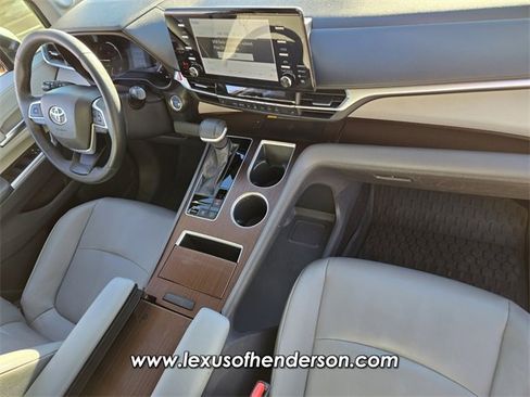 Used 2022 Toyota Sienna XLE image 18