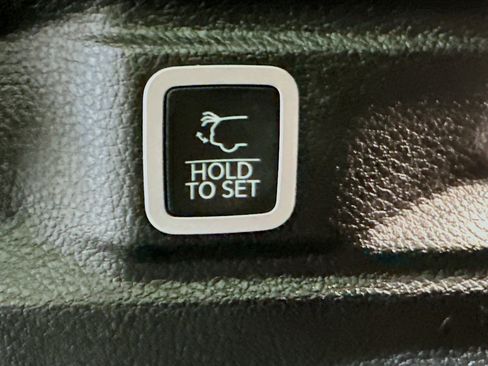 Used 2023 Jeep Grand Cherokee L Limited w/ Luxury Tech Group II image 32