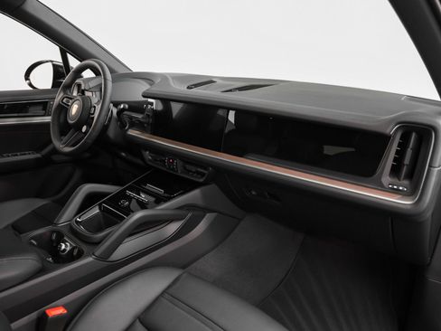 Certified 2025 Porsche Cayenne image 23