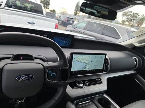 Used 2025 Ford Expedition Active image 14