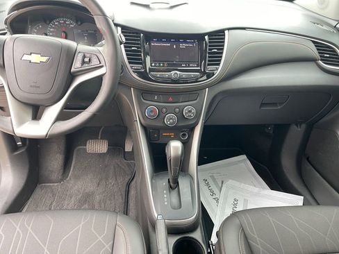 Used 2022 Chevrolet Trax LT w/ LT Convenience Package image 11