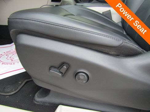 Used 2024 Chrysler Pacifica Touring-L FWD image 7