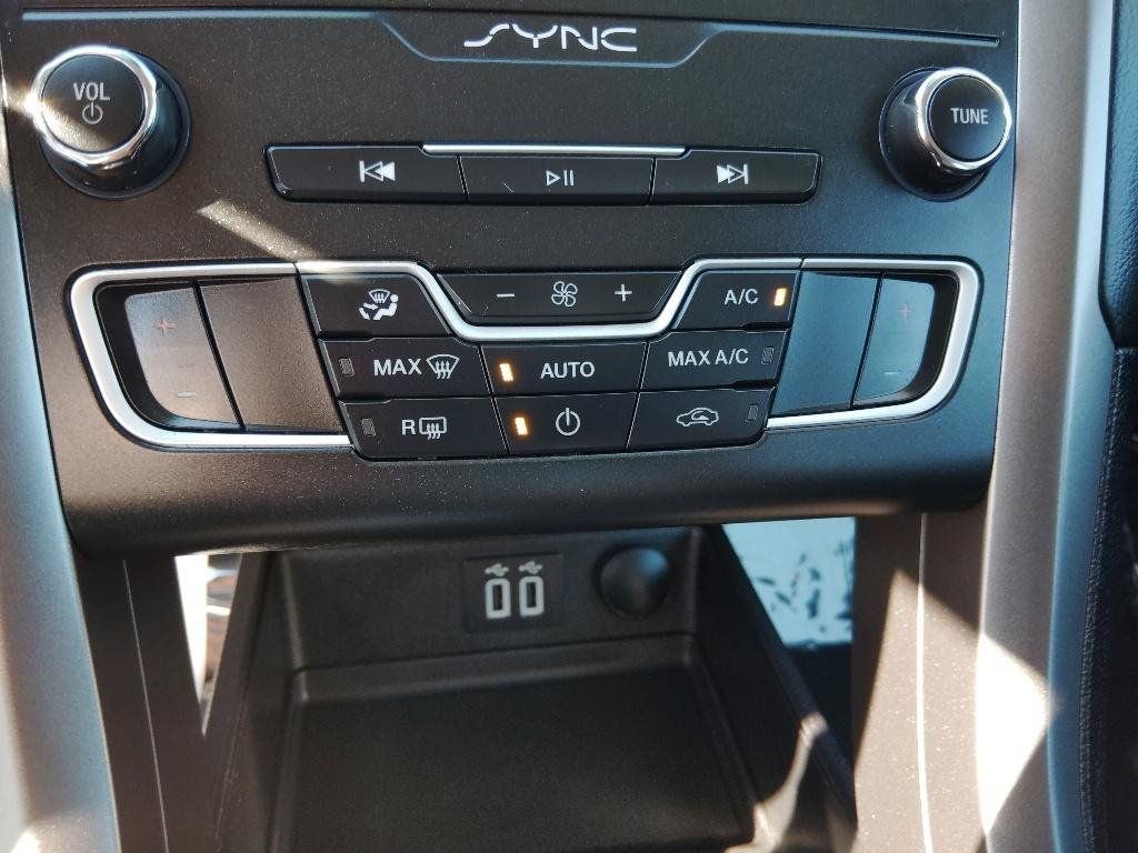 Used 2020 Ford Fusion SE FWD image 22