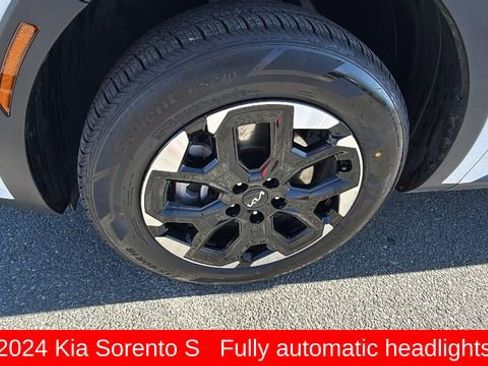 Used 2024 Kia Sorento S image 9