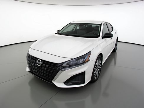 Used 2025 Nissan Altima 2.5 SV FWD image 3