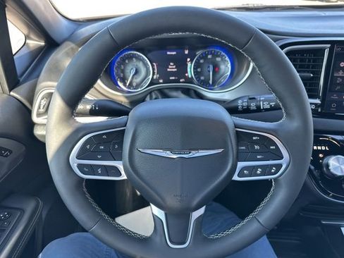 Used 2025 Chrysler Pacifica Select FWD image 19