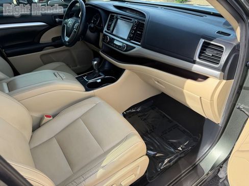Used 2019 Toyota Highlander XLE FWD image 32