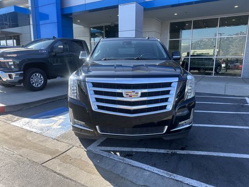 Used 2020 Cadillac Escalade Premium Luxury image 11