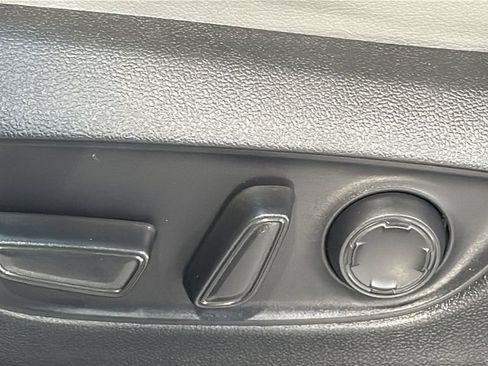 Used 2025 Toyota Sienna XLE FWD image 21