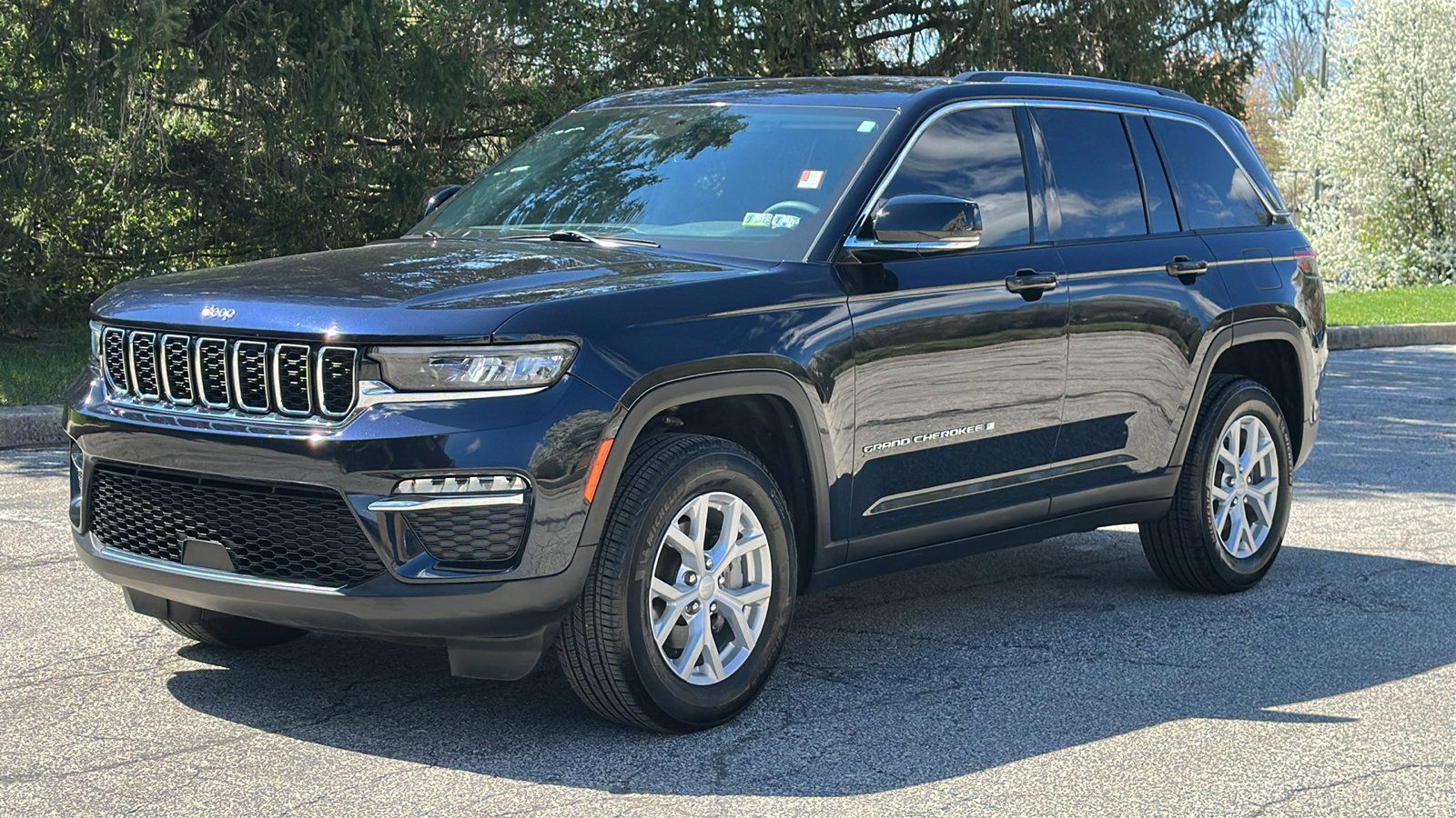 Used 2023 Jeep Grand Cherokee Limited AWD/4WD image 2