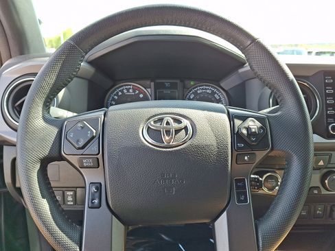Used 2021 Toyota Tacoma TRD Off-Road w/ Technology Package AWD/4WD image 19