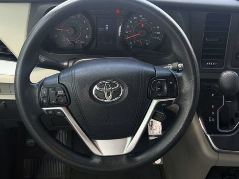 Used 2017 Toyota Sienna LE FWD image 11