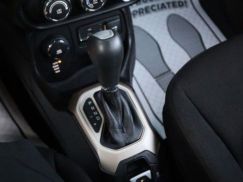 Used 2015 Jeep Renegade Latitude AWD/4WD image 32