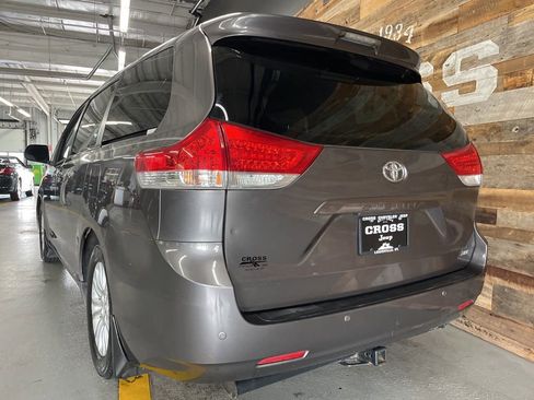 Used 2013 Toyota Sienna XLE w/ Entertainment Pkg FWD image 18