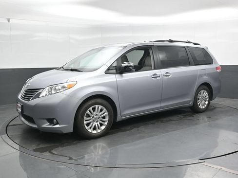 Used 2014 Toyota Sienna XLE FWD image 6