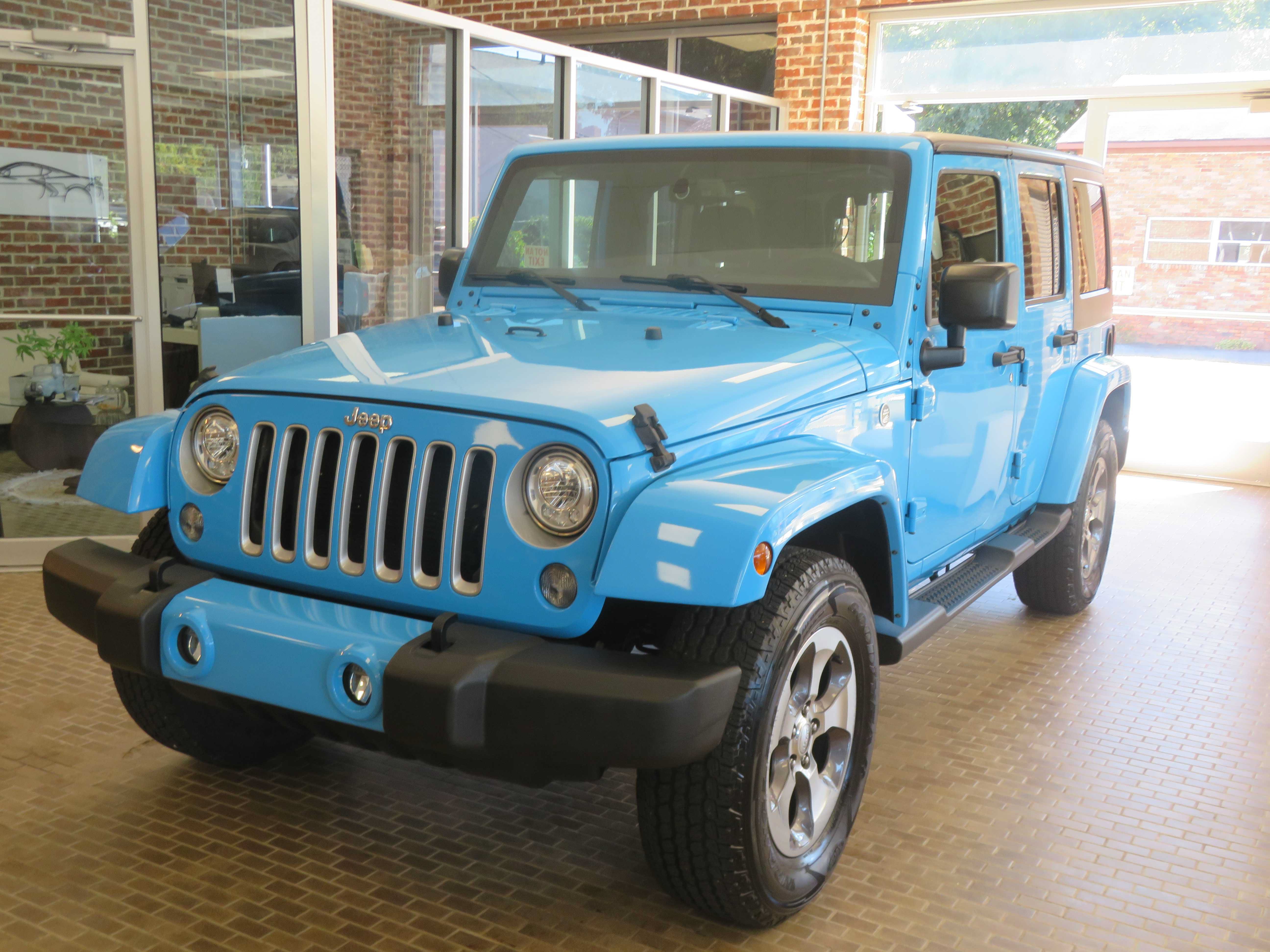 Used 2017 Jeep Wrangler Unlimited Sahara w/ Dual Top Group AWD/4WD image 79