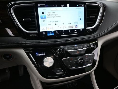 Used 2024 Chrysler Pacifica Limited image 20