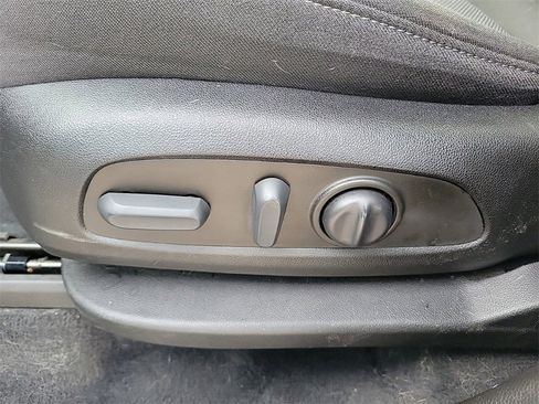 Used 2023 Chevrolet Traverse LT image 17