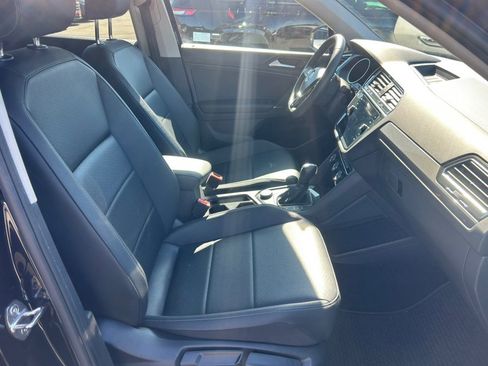 Used 2020 Volkswagen Tiguan SE w/ Panoramic Sunroof Package image 21