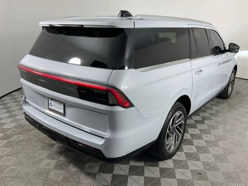 Used 2025 Lincoln Navigator L Reserve AWD/4WD image 10