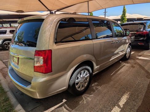 Used 2015 Chrysler Town & Country Touring w/ Driver Convenience Group FWD image 4