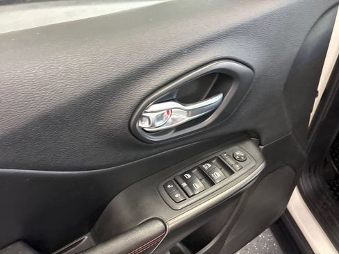 Used 2019 Jeep Cherokee Trailhawk w/ Cold Weather Group AWD/4WD image 10